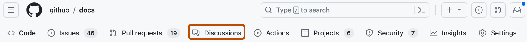 Capture d’écran des onglets d’un dépôt GitHub. L’option « Discussions » est présentée en orange foncé.