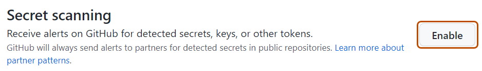 Captura de tela da seção "Secret scanning" da página "Análise e segurança de código", com o botão "Habilitar" realçado em um contorno laranja escuro.