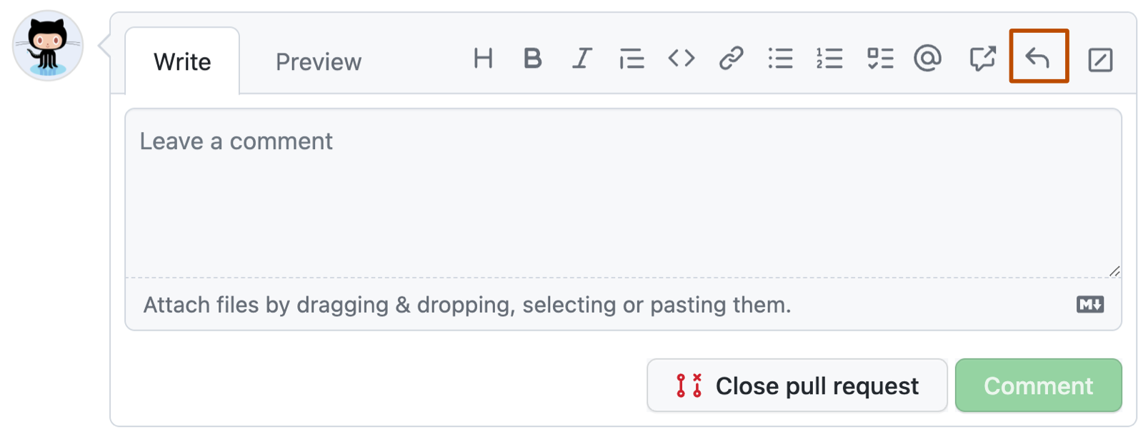 GitHub コメント ボックスのスクリーンショット。 ツール バーで、左向きの矢印が付いた返信ボタンが濃いオレンジ色の枠線で囲まれています。