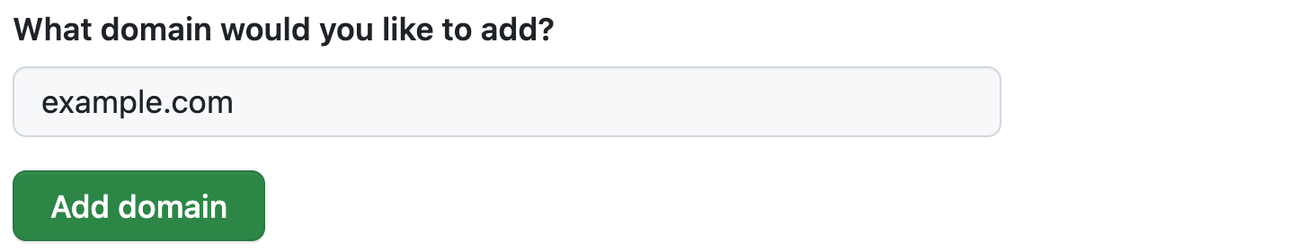 Capture d’écran d’une zone de texte pour ajouter un domaine vérifié sur GitHub Pages, remplie avec « example.com ». Sous le texte se trouve un bouton vert intitulé « Ajouter un domaine ».