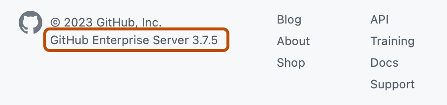 GitHub Enterprise Server のフッターのスクリーンショット。 [GitHub Enterprise Server 3.7.5] がオレンジ色の枠線で強調表示されています。
