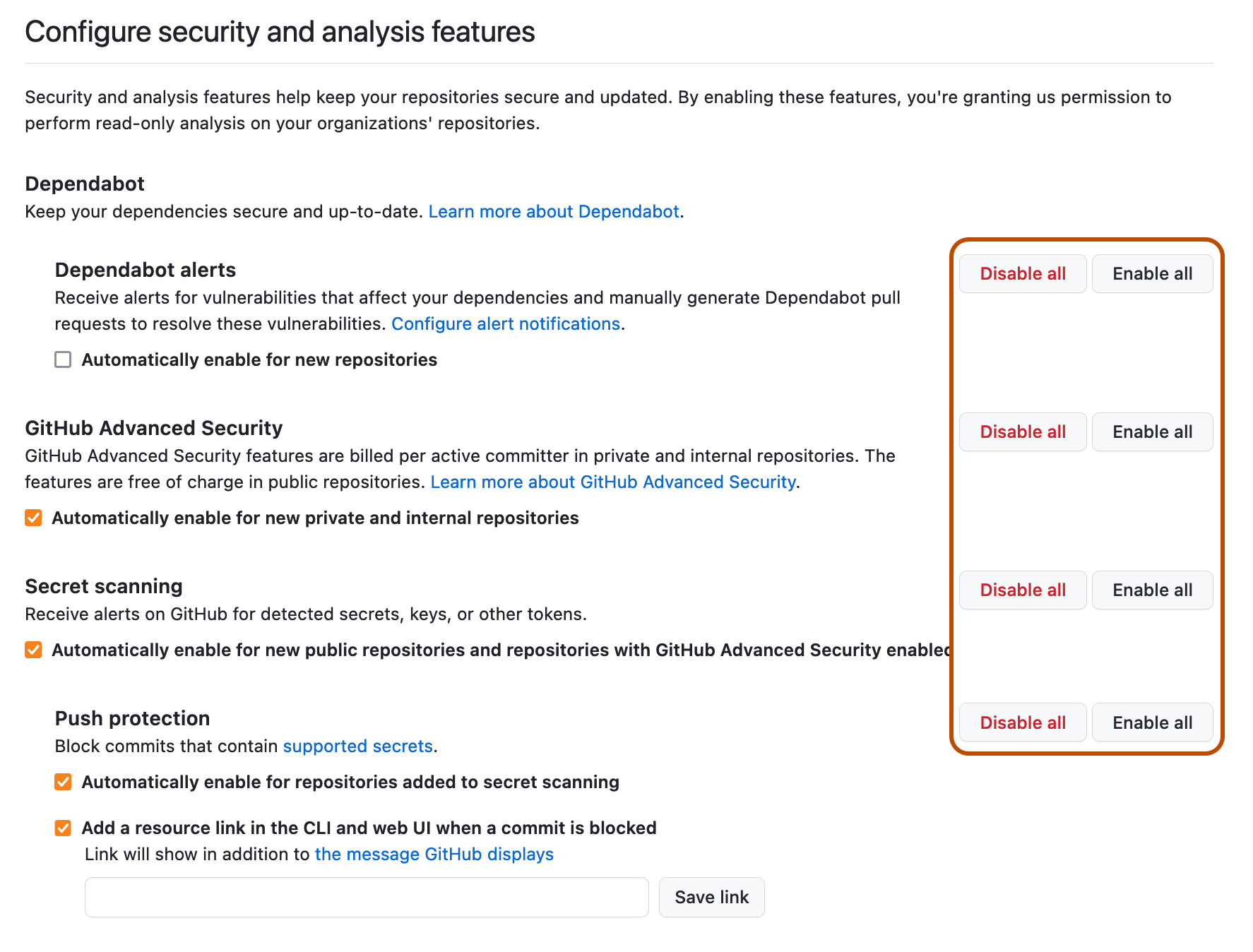 Screenshot: Abschnitt „Sicherheits- und Analysefeatures konfigurieren“ der Unternehmenseinstellungen. Rechts neben jeder Einstellung befinden sich die Schaltflächen „Alle aktivieren“ und „Alle deaktivieren“, die dunkelorange umrandet sind.