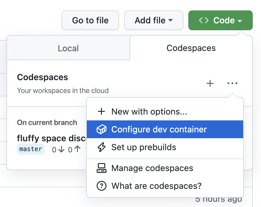 Captura de pantalla de la lista desplegable "Código" y, dentro de ella, otra lista desplegable con la opción "Configurar contenedor de desarrollo" resaltada.
