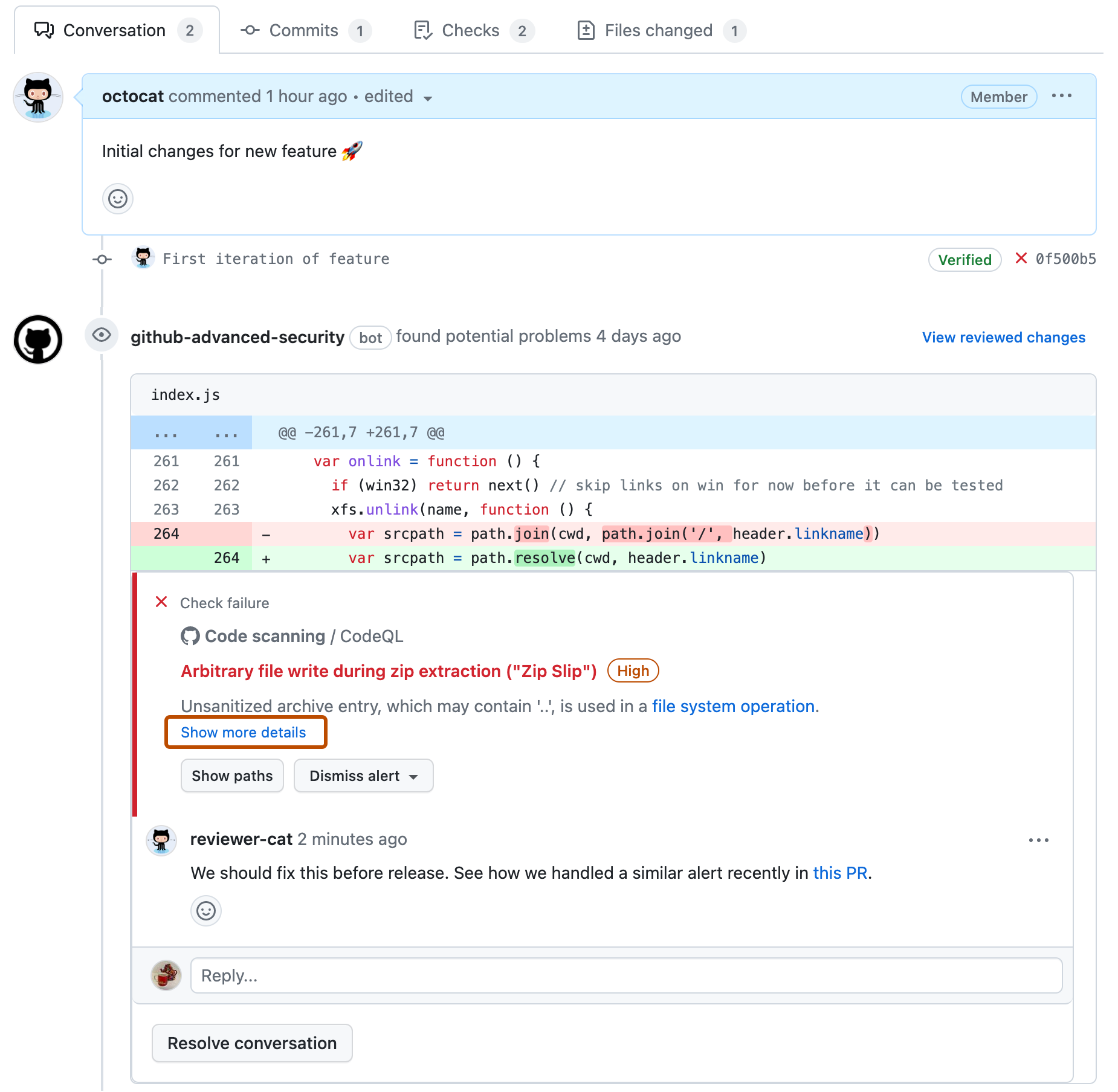 pull request の [会話] タブのアラート注釈のスクリーンショット。 [詳細の表示] リンクが濃いオレンジ色の枠線で囲まれています。