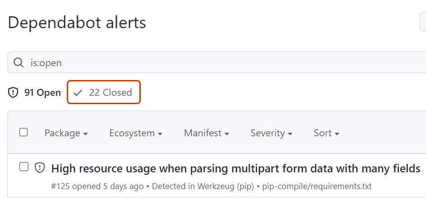 Captura de tela que mostra a lista de Dependabot alerts com a guia "Fechado" realçada com um contorno laranja escuro.