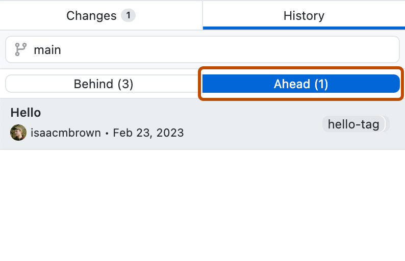 [履歴] タブのスクリーンショット。コミットの一覧の上で、比較するブランチとして "main" が入力され、[前方] というラベルのタブがオレンジ色で囲まれています。