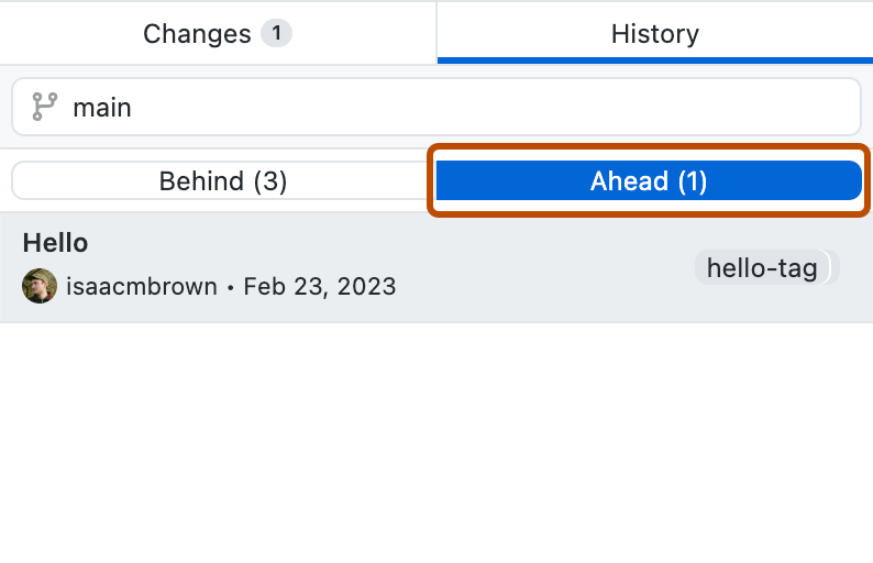 Screenshot der Registerkarte „Verlauf“. Oberhalb einer Liste von Commits wurde „main“ als zu vergleichender Branch eingegeben, und eine Registerkarte mit der Bezeichnung „Ahead“ ist orange umrandet.