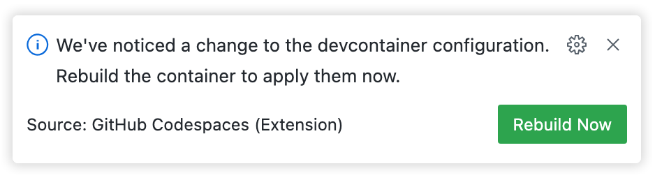 Captura de tela da mensagem: "Notamos uma alteração na configuração do contêiner de desenvolvimento". Abaixo está o botão "Recompilar agora".