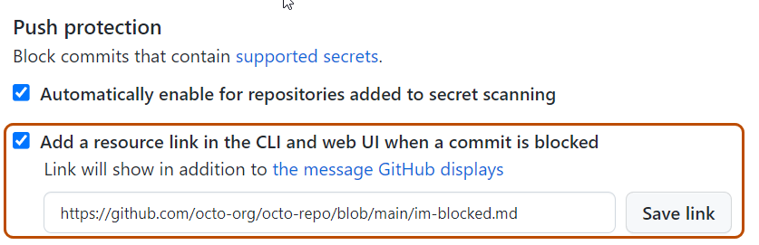 Capture d’écran de la section « Protection push » de la page « Sécurité et analyse du code ». La case à cocher « Ajouter un lien de ressource dans l’interface CLI et l’interface utilisateur web lorsqu’une validation est bloquée » et le champ de texte de lien personnalisé sont mis en évidence avec un contour orange foncé.