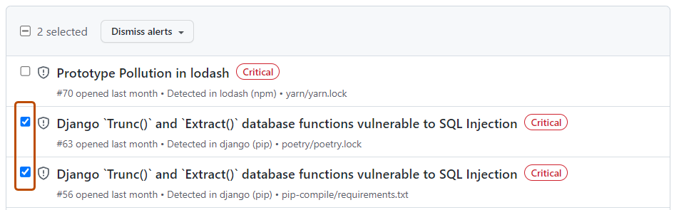 Capture d’écran de la vue Dependabot alerts. Deux alertes sont sélectionnées et ces cases à cocher sont mises en évidence avec un encadré orange.