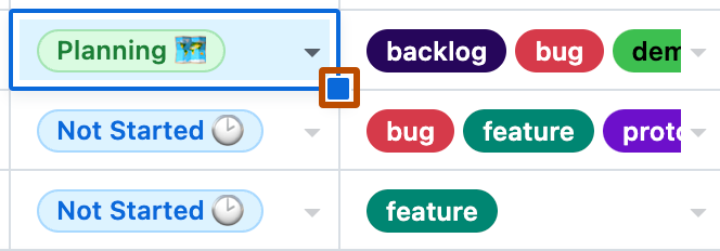 Screenshot, der zwei Spalten in einem Tabellenlayout zeigt. Der blaue Ziehpunkt unten rechts in der ausgewählten Zelle ist durch eine orangefarbene Umrandung hervorgehoben.