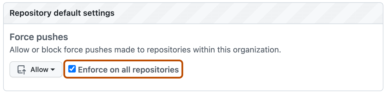 Captura de pantalla de la sección de la directiva "Configuración predeterminada del repositorio". La casilla "Aplicar en todos los repositorios" está resaltada con un contorno naranja.