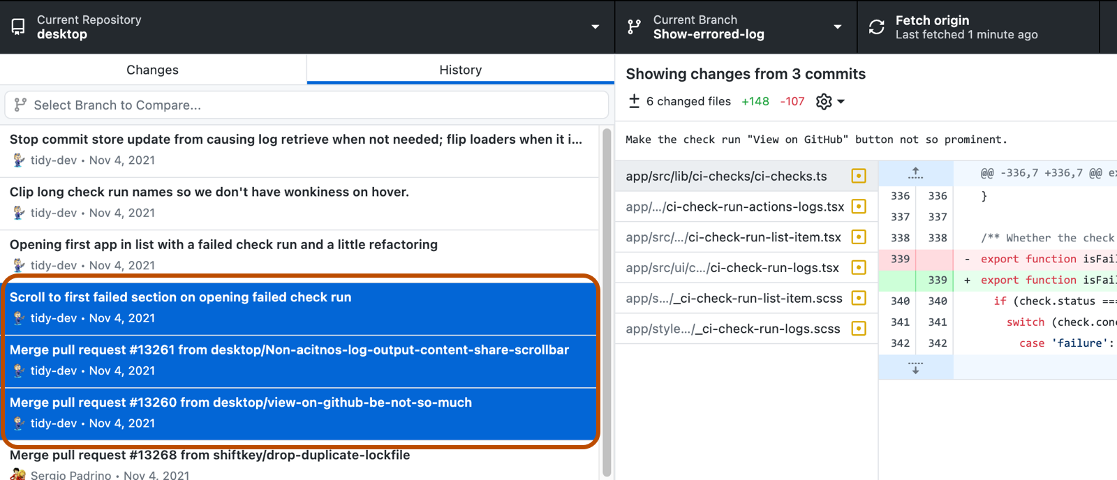 Captura de tela de uma lista de commits na guia "Histórico". Três commits consecutivos selecionados estão realçados em azul e com contorno laranja.