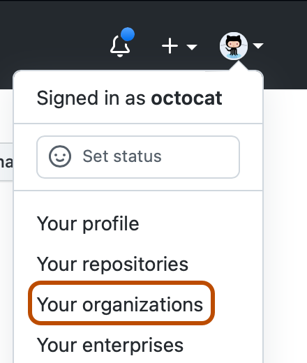@octocat のプロファイル写真の下にあるドロップダウン メニューのスクリーンショット。 [Your organizations] (自分の組織) が濃いオレンジ色の枠線で囲まれています。