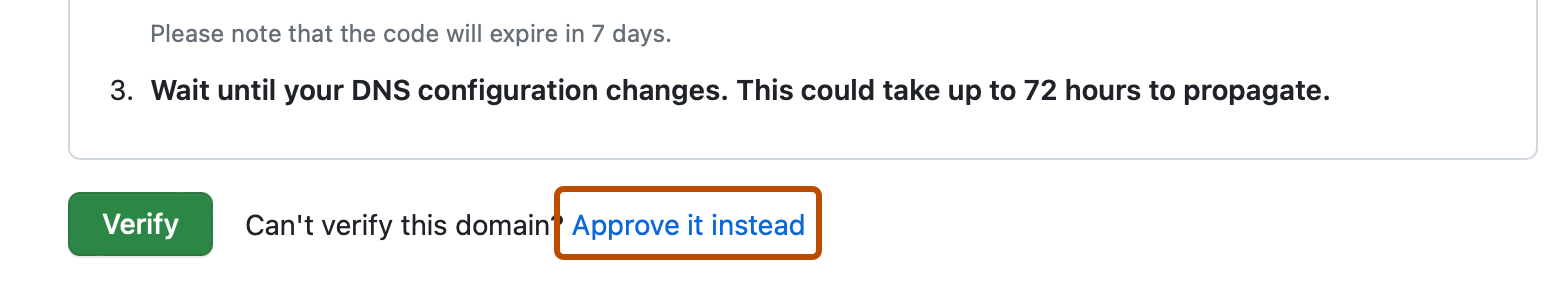 Captura de tela da página "Verificar domínio". À direita do botão "Verificar", há um link, rotulado como "Aprovar em vez disso", com um contorno em laranja escuro.