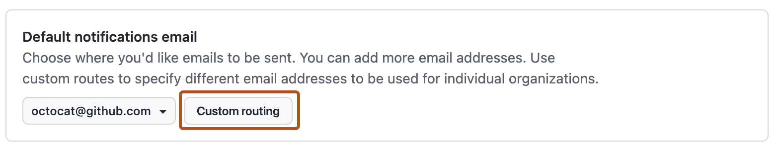 [既定の通知メール] セクションのスクリーンショット。 [カスタム ルーティング] というタイトルのボタンがオレンジ色の枠線で強調表示されています。
