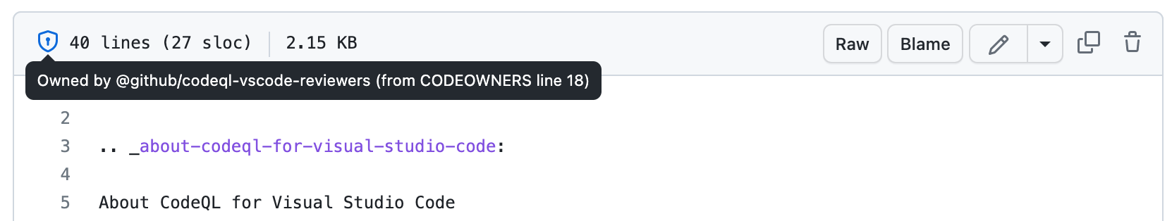 파일의 머리글을 보여주는 스크린샷. 커서를 방패 아이콘 위로 올리면 이 아이콘에 "소유자 또는 팀이 소유함(CODEOWNERS 줄 번호)"이라는 도구 설명이 표시됩니다.