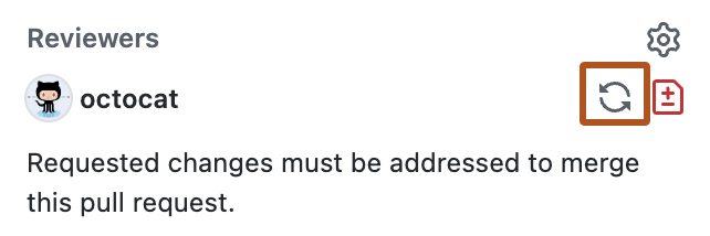 Captura de tela da seção "Revisores" da barra lateral de uma solicitação de pull. À direita de @octocat, há um ícone de sincronização com um contorno laranja escuro.