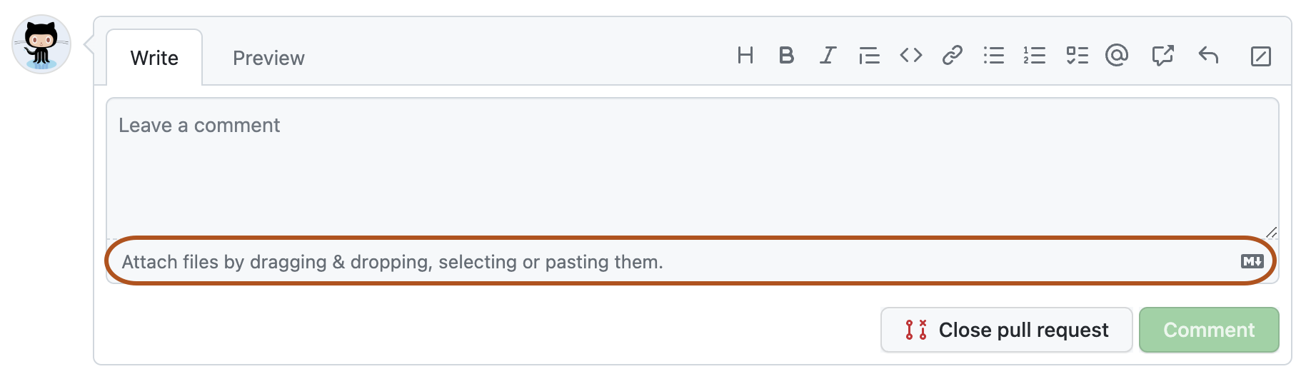 Captura de pantalla del cuadro de comentarios. La barra para adjuntar archivos arrastrándolos y colocándolos, seleccionándolos o pegándolos está resaltada en naranja oscuro.