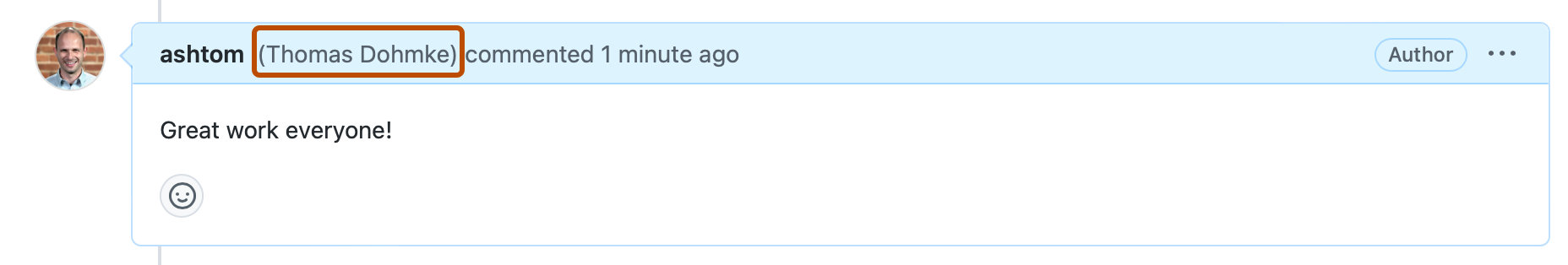 Captura de tela de um comentário de problema. Há um cabeçalho que diz "ashtom (Thomas Dohmke) comentou há 1 minuto", e "(Thomas Dohmke)" tem o contorno em laranja escuro.