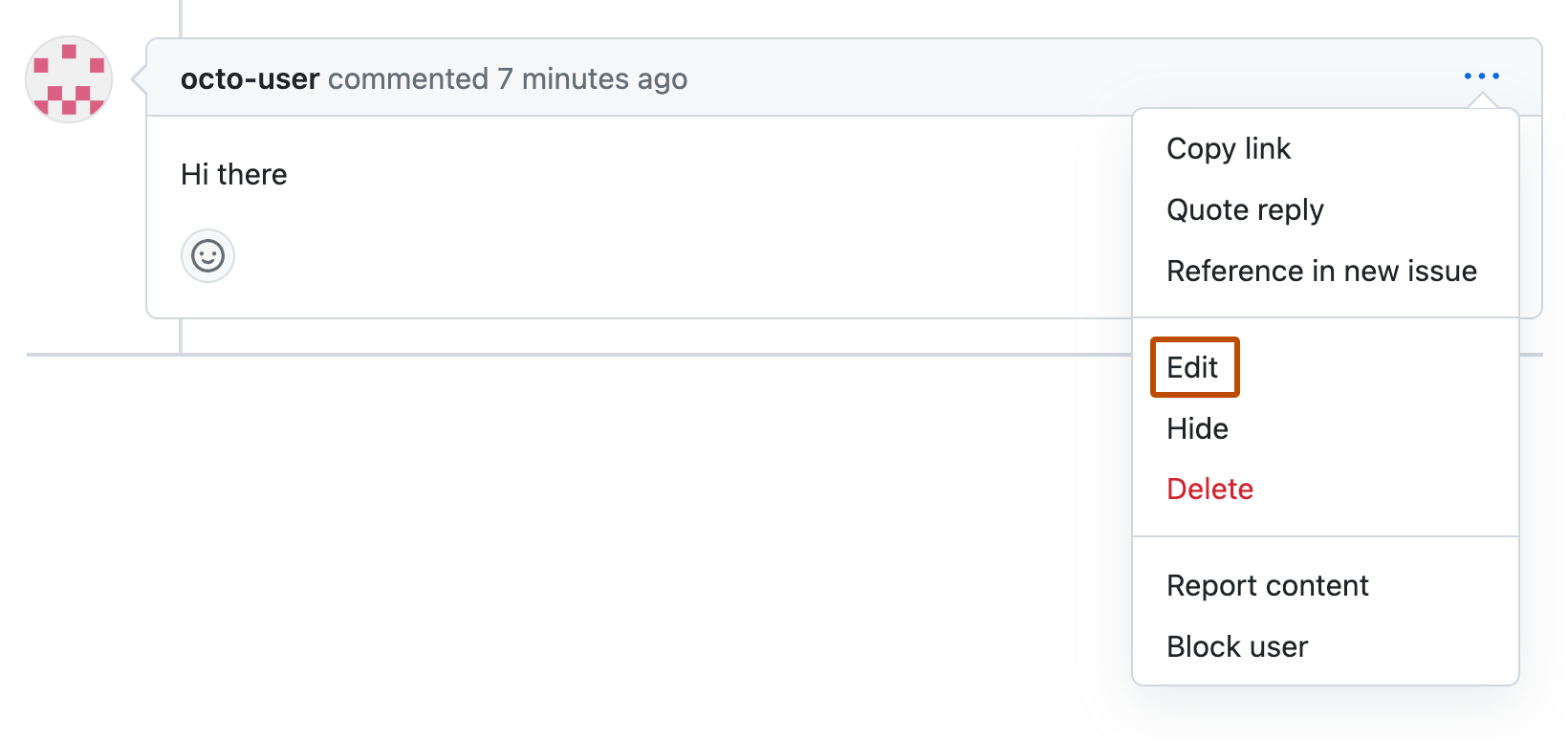 Captura de tela de um comentário de solicitação de pull de octo-user. Abaixo de um ícone de três pontos horizontais, um menu suspenso está expandido, e a opção "Editar" está realçada em laranja.