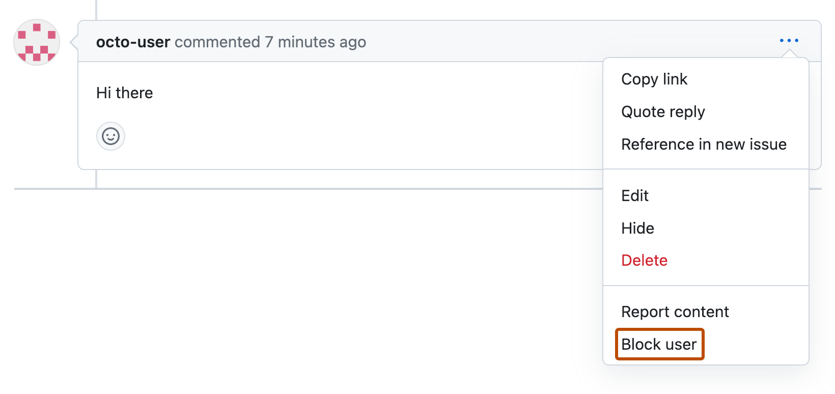 Captura de tela de um comentário de solicitação de pull de octo-user. Abaixo de um ícone de três pontos horizontais, um menu suspenso está expandido, e a opção "Bloquear usuário" está realçada em laranja.