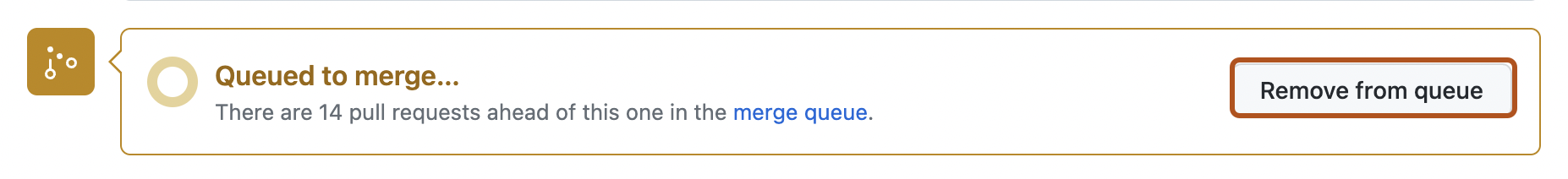 Captura de tela da mensagem de fila de mesclagem no final de uma solicitação de pull. O botão "Remover da fila" está contornado em laranja escuro.