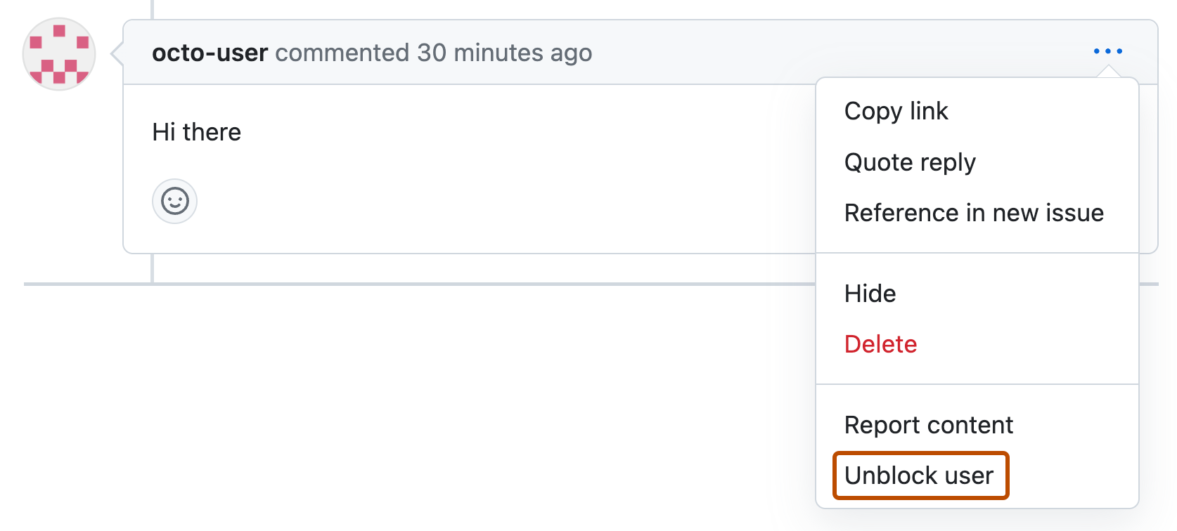 Captura de tela de um comentário de solicitação de pull de octo-user. Abaixo de um ícone de três pontos horizontais, um menu suspenso está expandido, e a opção "Desbloquear usuário" está realçada em laranja.