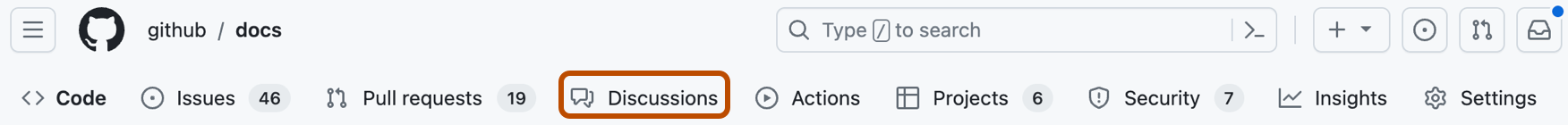 Снимок экрана: вкладки в репозитории GitHub . Параметр "Обсуждения" описан в темно-оранжевый.