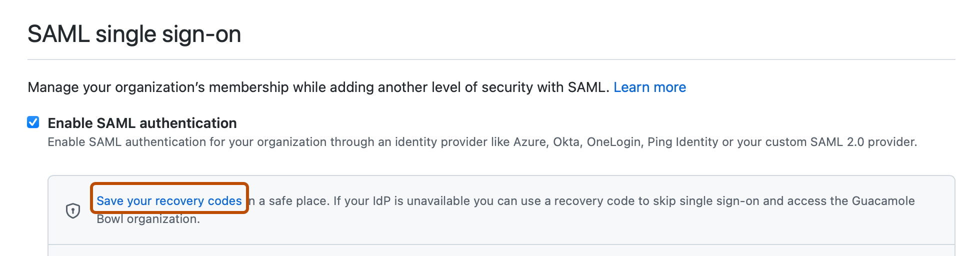 Captura de pantalla de la sección "Inicio de sesión único de SAML". Un vínculo con la etiqueta "Guardar los códigos de recuperación" está resaltado con un contorno naranja.