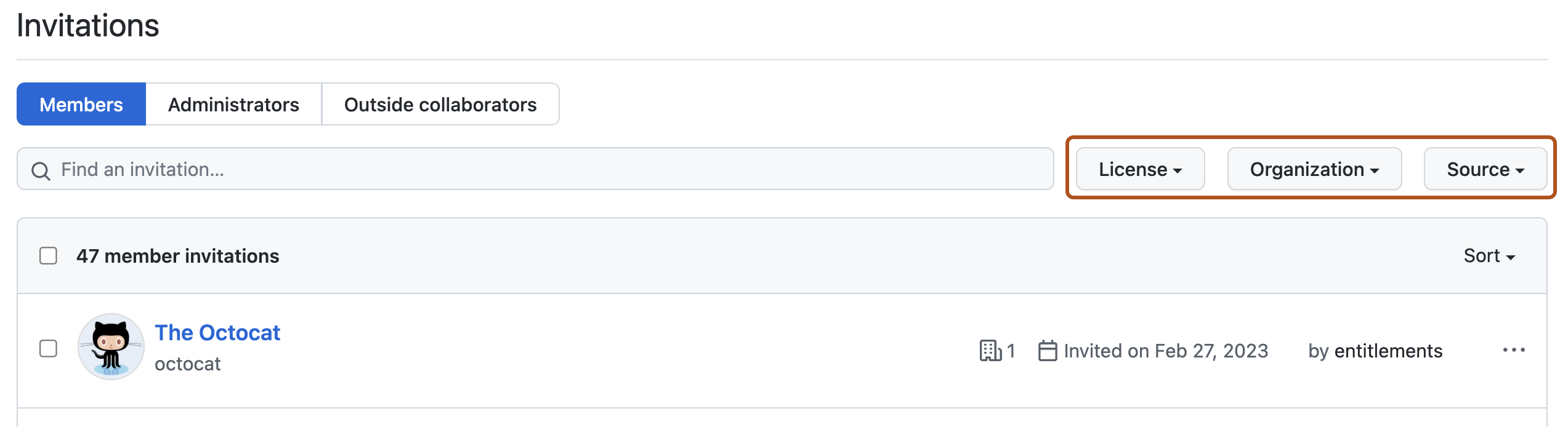 [招待] ページのスクリーンショット。 [ライセンス]、[Organization]、[ソース] というタイトルの 3 つのドロップダウン メニューが、オレンジ色の枠線で強調表示されています。