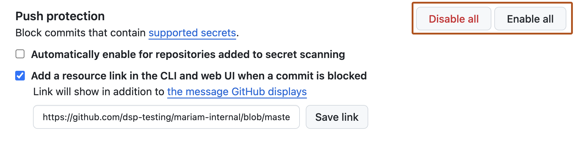 Captura de tela da seção "Proteção por push" da página "Segurança e análise de código". Dois botões, rotulados como "Habilitar tudo" e "Desabilitar tudo", são realçados com um contorno laranja escuro.