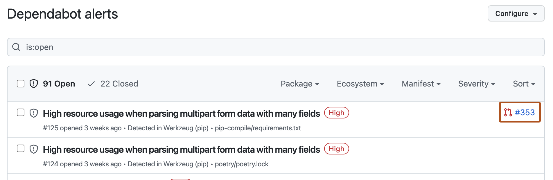 Dependabot alerts ビューのスクリーンショット。2 つのアラートを確認できます。 1 つのアラートの右側で "#353" というタイトルの pull request のリンクがオレンジ色の枠線で強調表示されています。