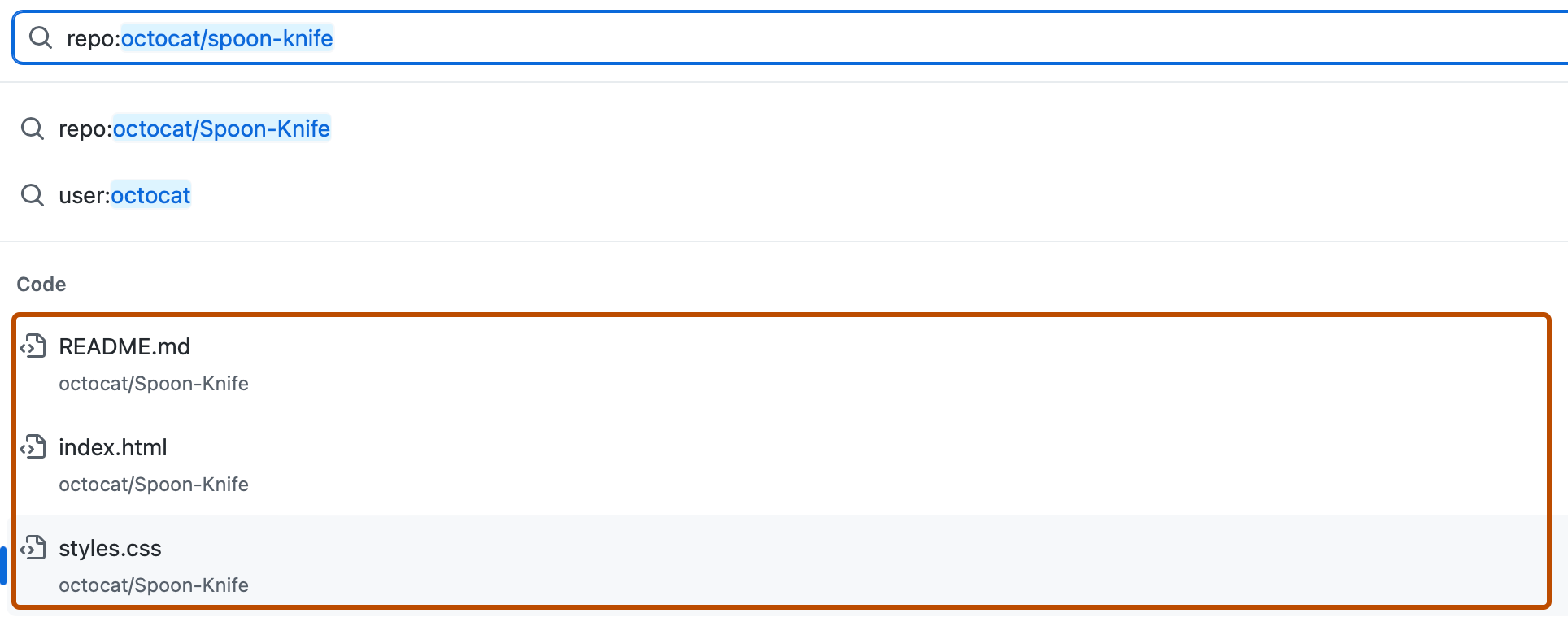 Capture d’écran d’une recherche pour « repo:octocat/spoon-knife ». Les résultats du code sont présentés dans un encadré orange foncé.